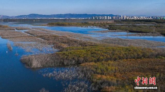 深秋时节，山西省长治市屯留区绛河河口碧波荡漾，景色宜人。李红卫 摄