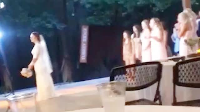 美国一伴娘抢到捧花瞬间 男友吓得逃离现场