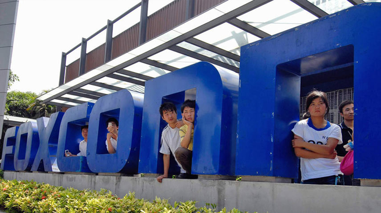 阅读|iPhone7生产线上的工人