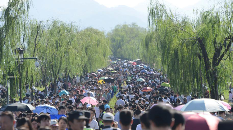十一黄金周旅游数据：90后成主力 国内游最爱杭州、丽江
