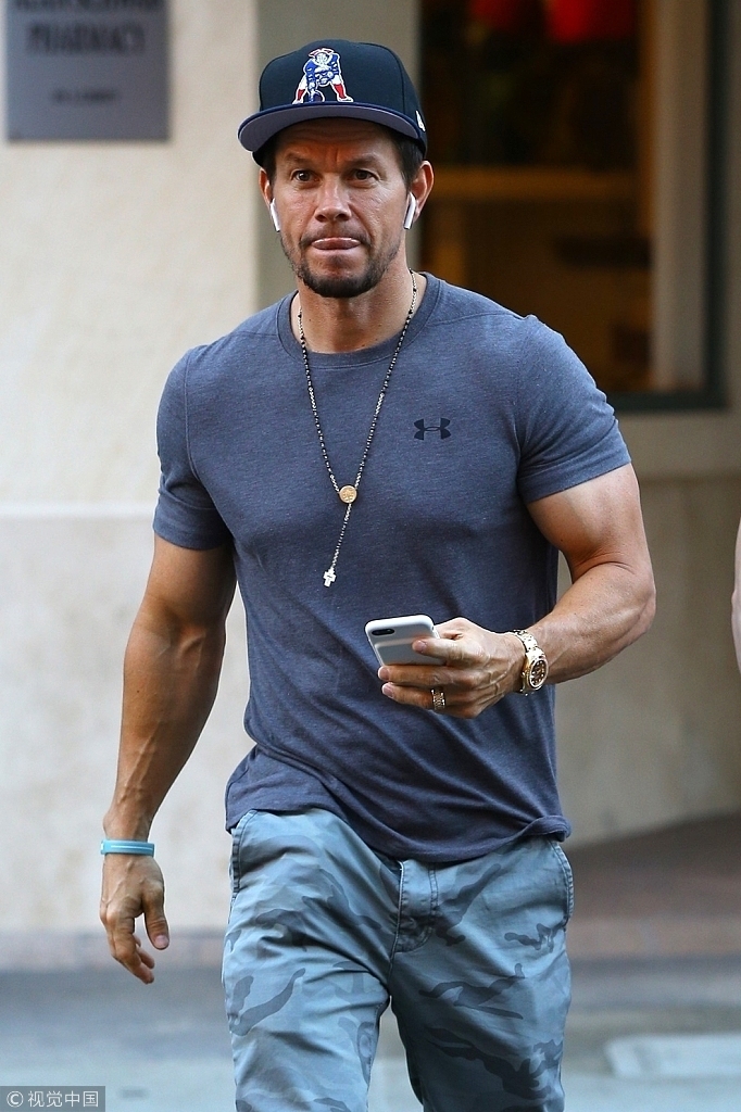 组图马克沃尔伯格就医后吐舌卖萌短t红鞋难掩好身材