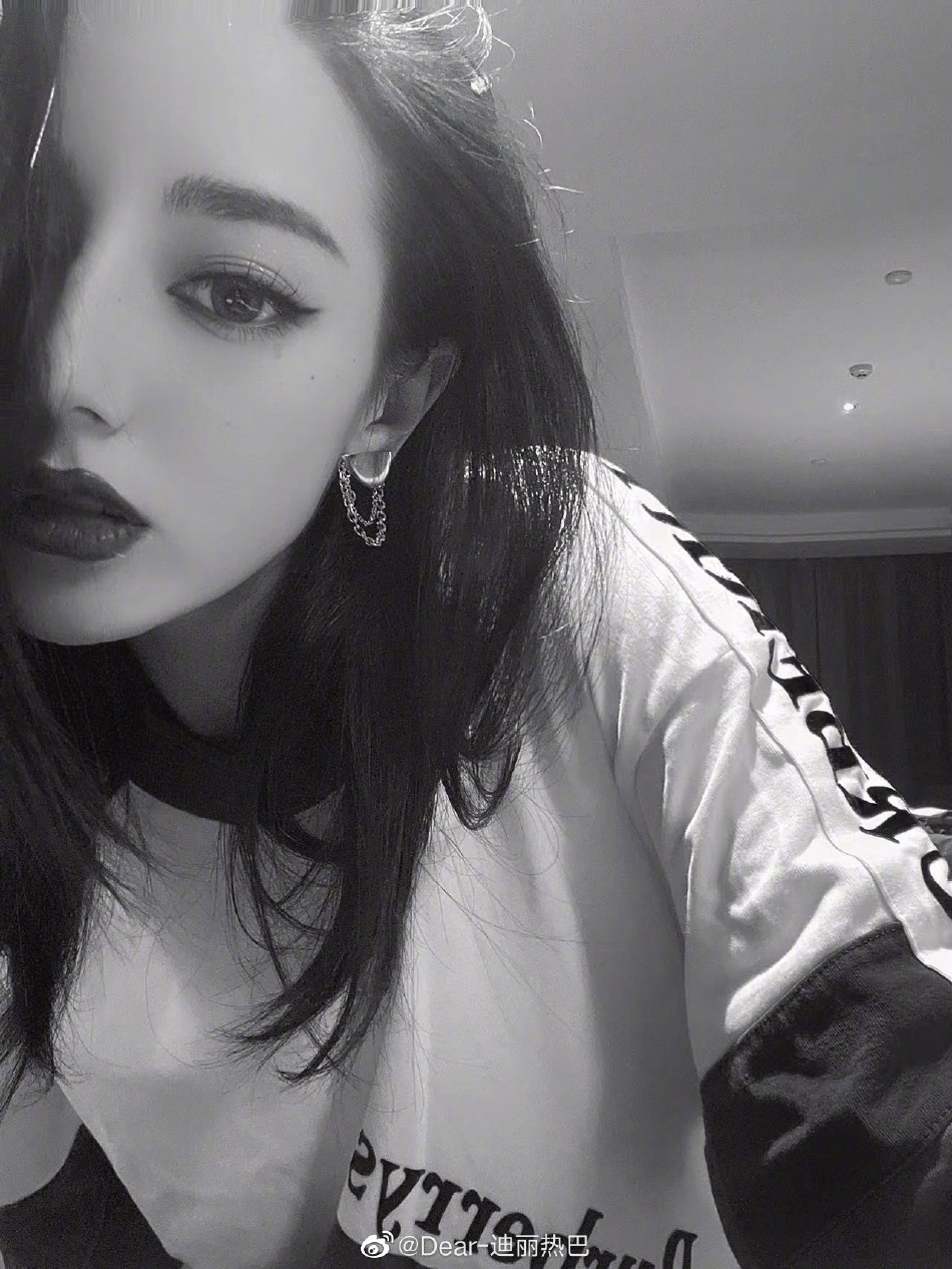 组图:迪丽热巴四宫格甜酷营业照 俯视角度自拍大长腿逆天_高清图集