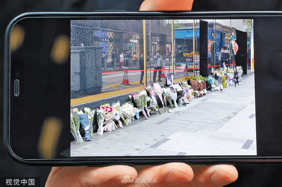 组图：张国荣逝世19年粉丝自发到文华东方酒店外以花寄情