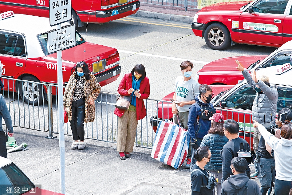 组图：儿子新冠痊愈后胡杏儿专心拍剧《狮子山下情》路透曝光第5张图片