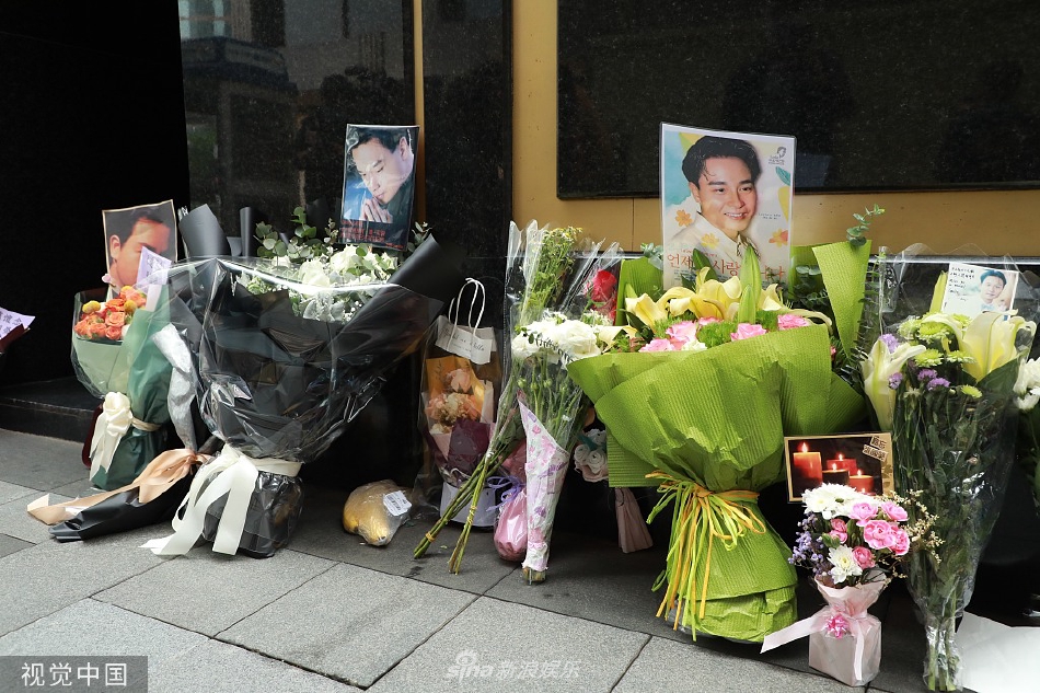 组图：张国荣逝世19年粉丝自发到文华东方酒店外以花寄情