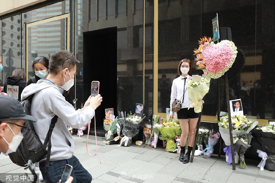 组图：张国荣逝世19年粉丝自发到文华东方酒店外以花寄情