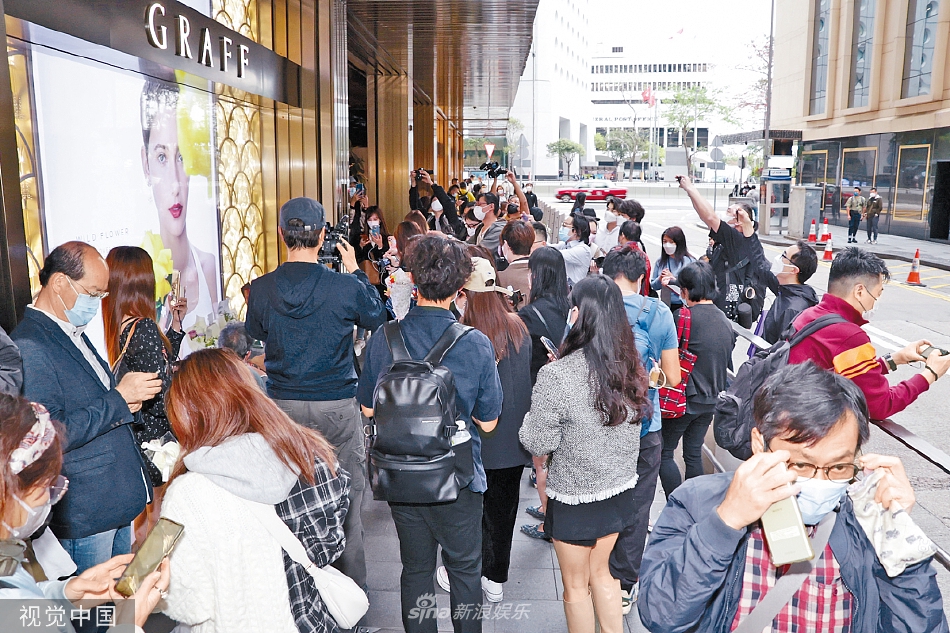 组图：张国荣逝世19年粉丝自发到文华东方酒店外以花寄情