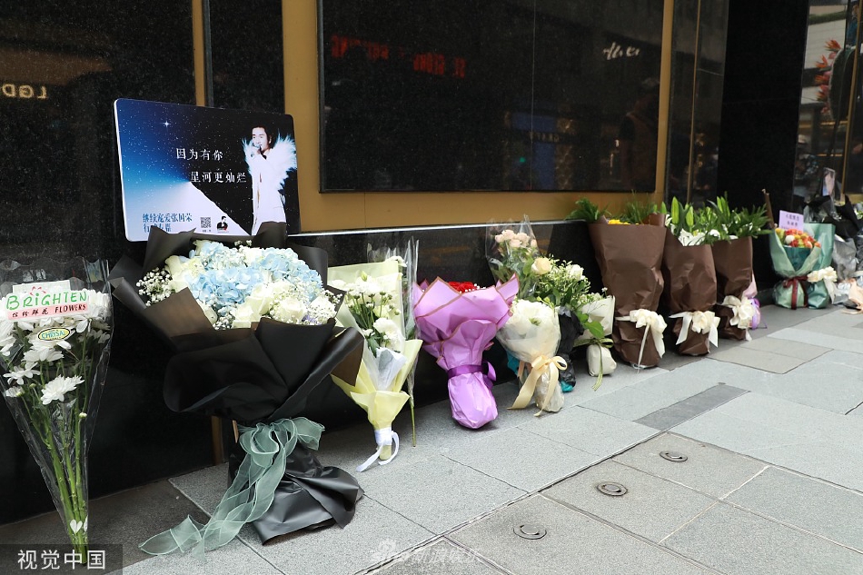 组图：张国荣逝世19年粉丝自发到文华东方酒店外以花寄情