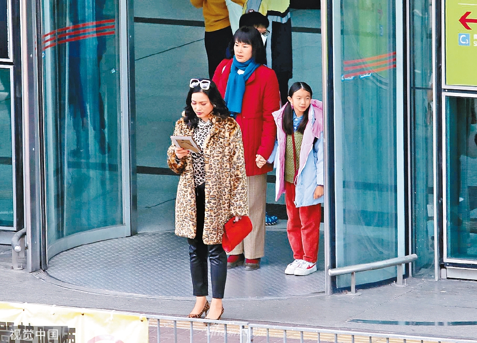 组图：儿子新冠痊愈后胡杏儿专心拍剧《狮子山下情》路透曝光