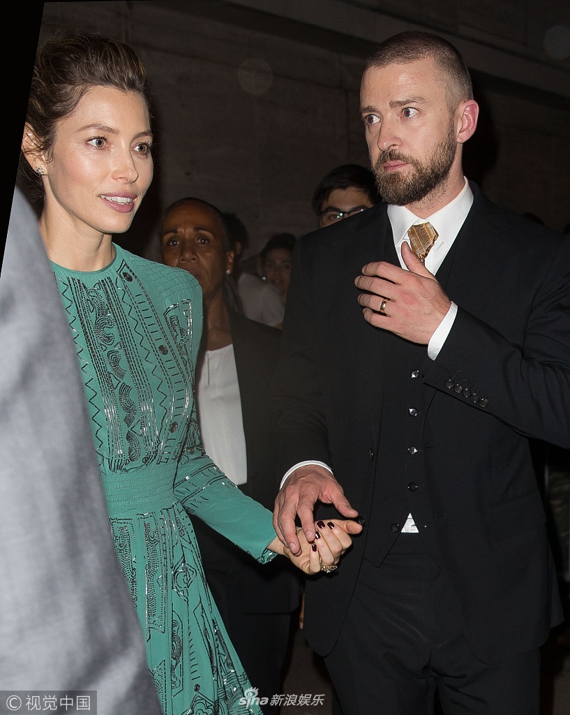 组图杰西卡贝尔穿墨绿长裙优雅大方获丈夫牵手护送狂撒狗粮