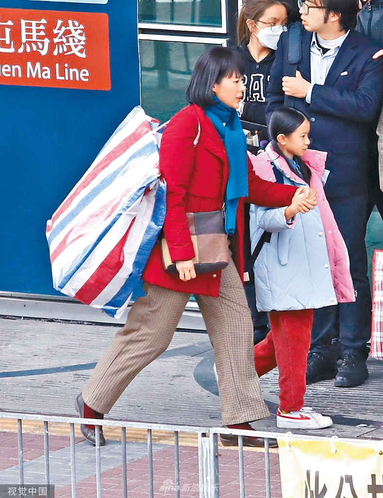 组图：儿子新冠痊愈后胡杏儿专心拍剧《狮子山下情》路透曝光第2张图片