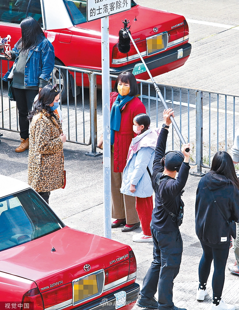 组图：儿子新冠痊愈后胡杏儿专心拍剧《狮子山下情》路透曝光第3张图片