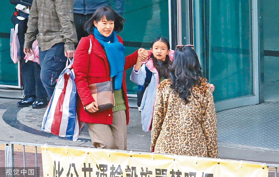 组图：儿子新冠痊愈后胡杏儿专心拍剧《狮子山下情》路透曝光