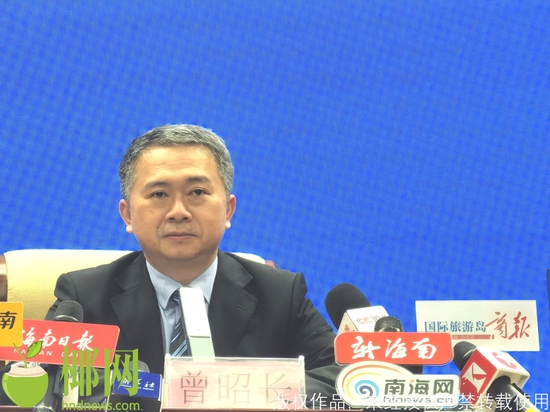 发布会上,海南省卫生健康委员会副主任曾昭长针对春节走亲访友,举办