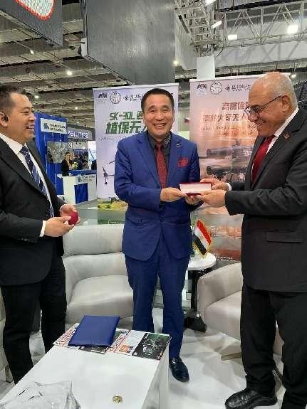 阿布达拉提夫将军部长向华国中主席赠送礼物