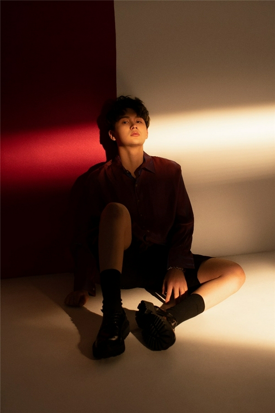 《雾里》是歌手姚六一在2021年初发布的原创单曲,独特的慵