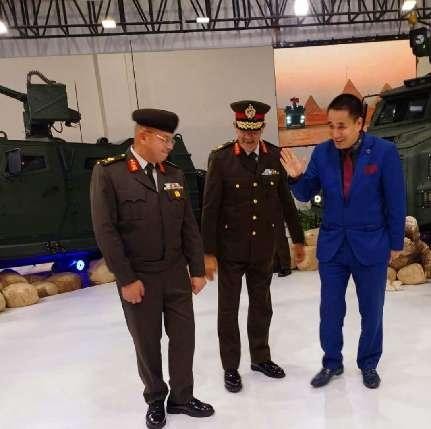 华国中主席与埃及国防部将军交流