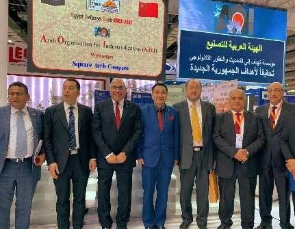 华国中主席与埃及将军部长等军政官员合影