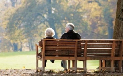 打工人：没有500万，我们不敢“变老”