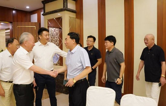 海南省江苏商会特别顾问，与太平洋集团创始人严介和（左一）工作交流