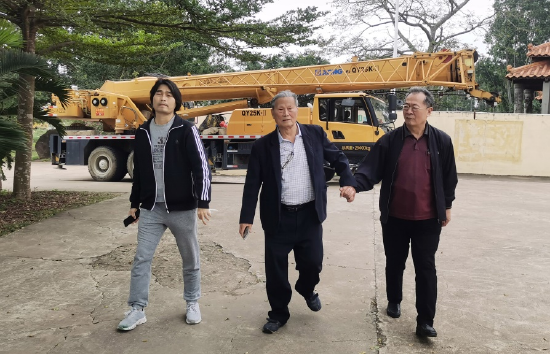 　　2022年1月15日，国社村“东坡唐佐纪念园”内第一座建筑“东坡亭”吊装开工。姜维民（中）、李公羽（右）、张睿前往建设工地。（夏湘宸 摄）