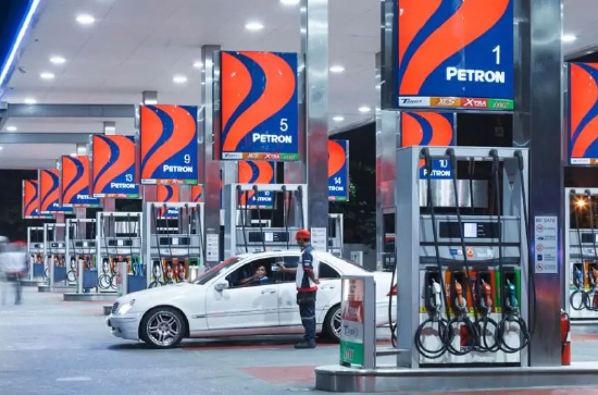 油价飙升，新加坡人跨境到马来西亚加油，每升合人民币3块多