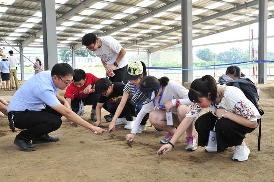 公众在郑州东赵遗址体验如何使用考古工具 王羿 摄