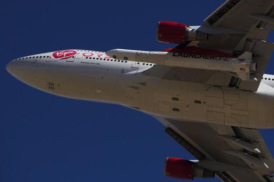 布兰森的私人火箭公司首次成功发射空基运载火箭