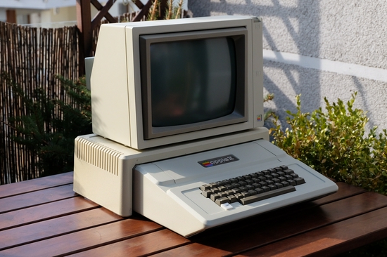 苹果1977年推出的第一台电脑Apple II