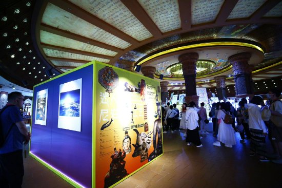 6月13日，在三亚南山非遗节，游客参观“迷人的尼泊尔手工艺” 展