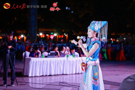 广西选手马凤兰在演唱前给现场观众抛绣球