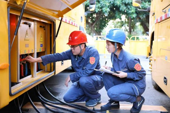 南方电网海南电网公司博鳌亚洲论坛年会保供电团队正在检查应急电源车接入情况。袁卅 摄