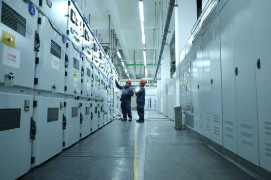 　　南方电网海南电网公司博鳌亚洲论坛年会保供电团队正在论坛国际会议中心配电房开展设备特巡特维。袁卅 摄