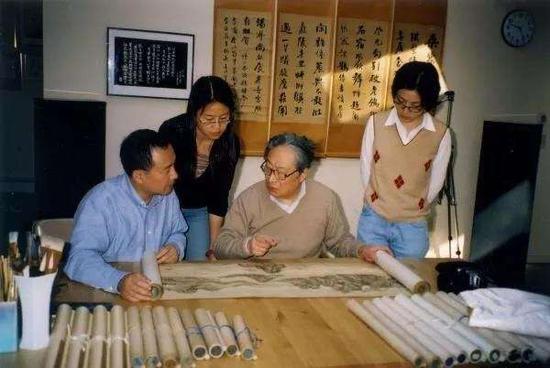 艺术史系学者白谦慎与学生在翁万戈家里观摩《长江万里图》
