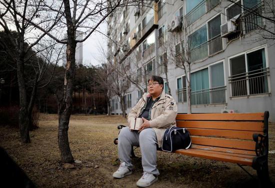 51岁的Lee Jae-hwan每天都带着宠物狗的骨灰散步，“这是我唯一的孩子”