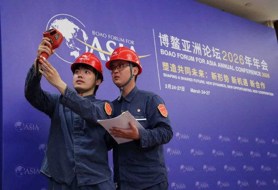 南方电网海南电网公司博鳌亚洲论坛年会保供电团队正在巡检场馆电力设备。袁卅 徐小琦 摄