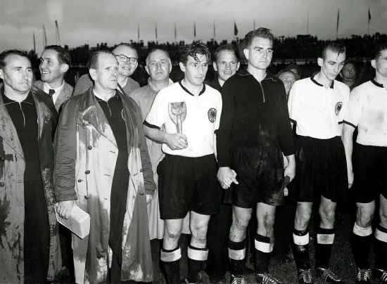 1954年7月4日，瑞士世界杯，西德队3：2击败匈牙利队夺冠