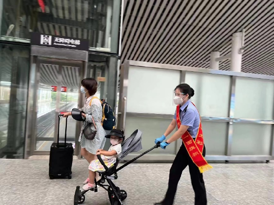 车站党员服务队成员为重点旅客提供帮助