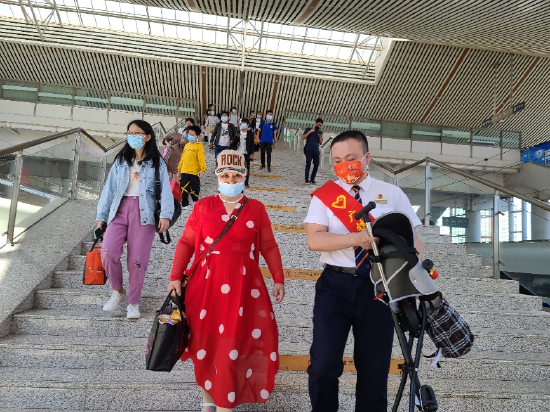 车站青年志愿者为重点旅客提供服务