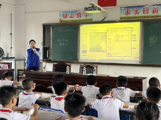 图为澄迈县税务局志愿者为澄迈县金江镇城东小学学生讲授税法知识。