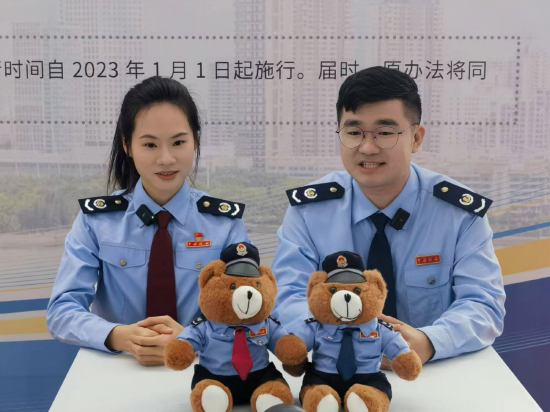 图为周渊在消博会税费服务中心税务人员解答现场观展游客涉税疑问。