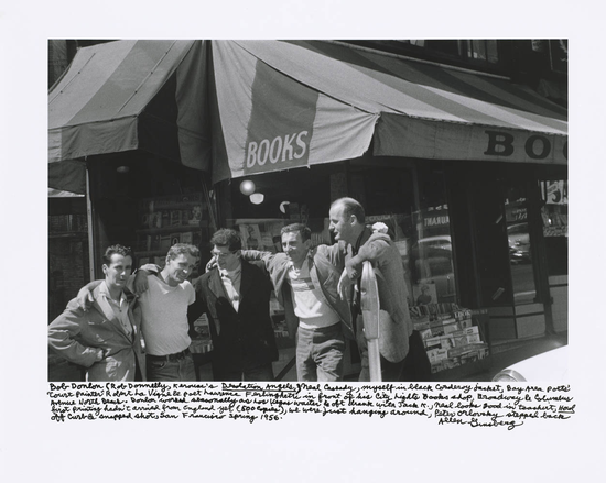 　　“垮掉的一代”核心成员们在城市之光门口，摄于1956年。从左至右：鲍勃·唐林，尼尔·卡萨蒂，艾伦·金斯堡，罗伯特·拉文奇，劳伦斯·金斯堡。
