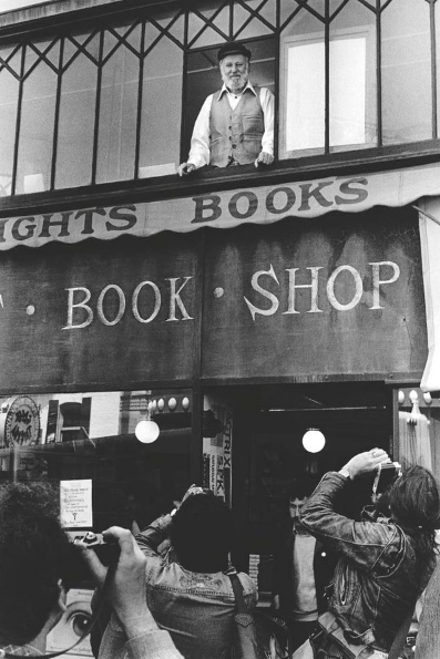 劳伦斯·费林盖蒂在“城市之光”书店 来源：citylights官网