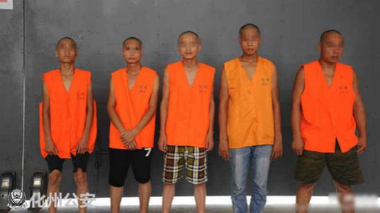 广东多名男子持关公刀抢80斤荔枝 发朋友圈炫耀