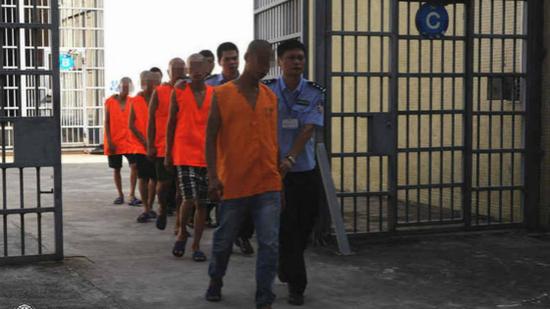 广东多名男子持关公刀抢80斤荔枝 发朋友圈炫耀