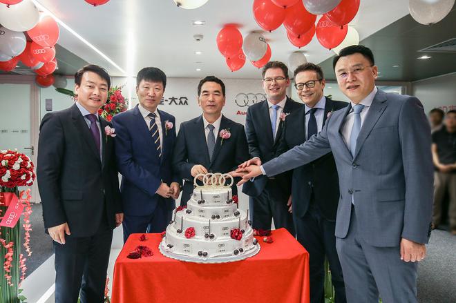 一汽-大众汽车有限公司董事、总经理张丕杰（中）及一汽-大众奥迪销售事业部总经理任思明、执行副总经理荆青春等一起切开蛋糕，庆祝市场部北京办公室落成