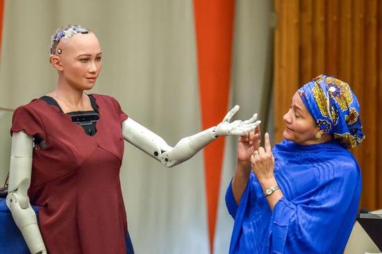 沙特公民女机器人索菲娅想要小孩? 称家庭很重要