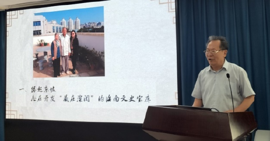 李公羽介绍周唐二老支持苏学研究与实践的往事（贾伟杰 摄）