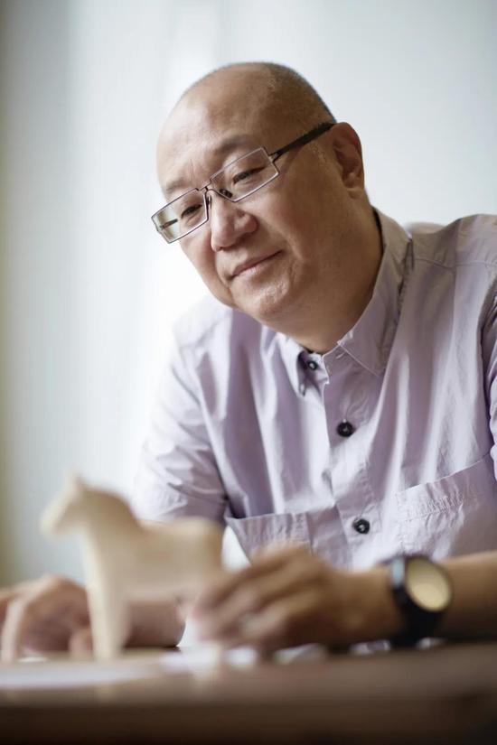 30岁裸辞，靠3万元创业到20亿身家，成功全靠一张嘴？