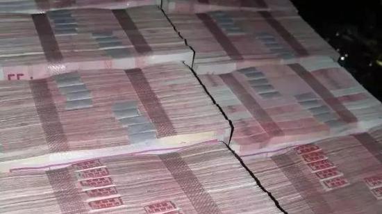 有人在酒吧遗留了个行李箱,里面竟装着200万现金